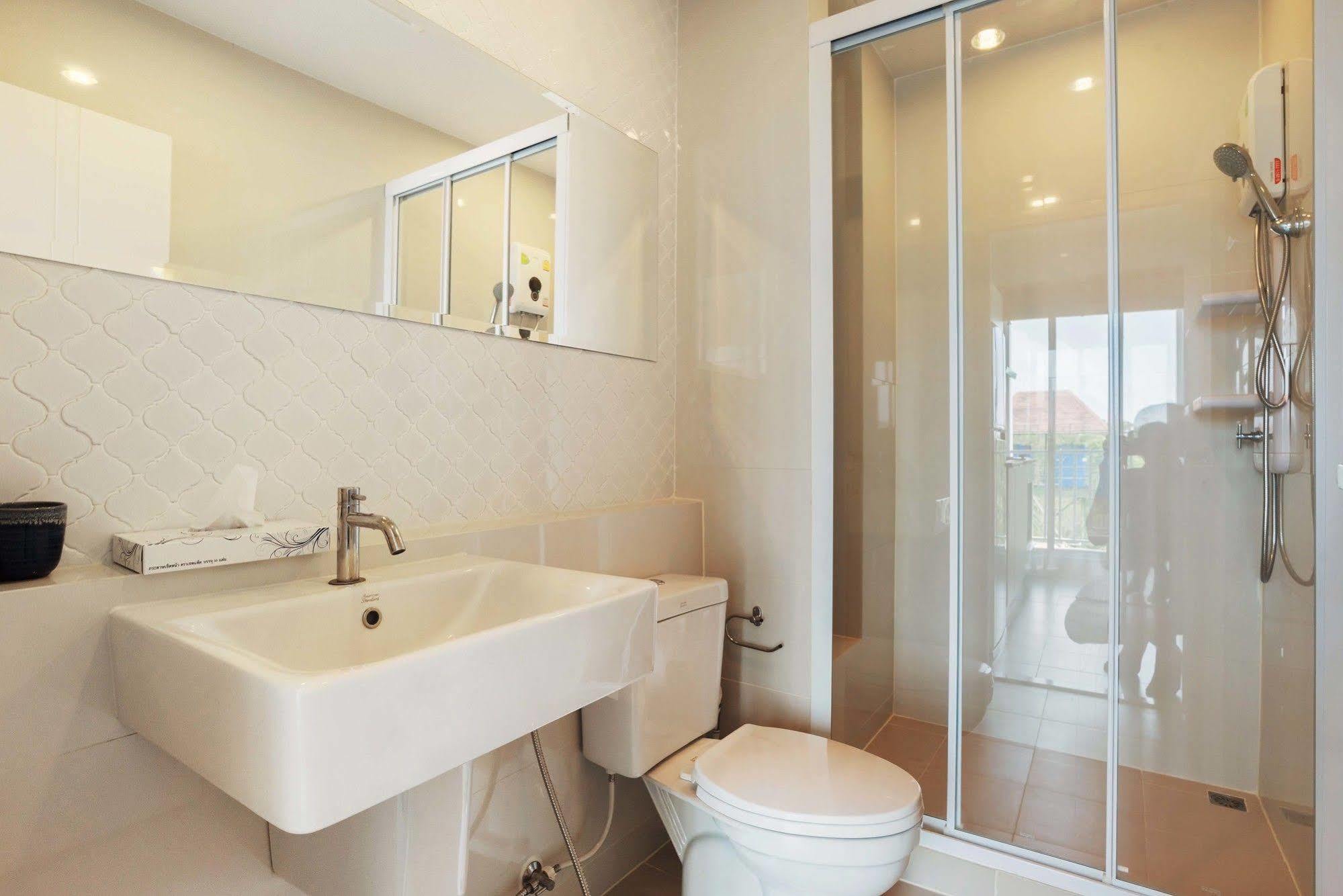 Favstay - The Base Downtown Phuket Dış mekan fotoğraf