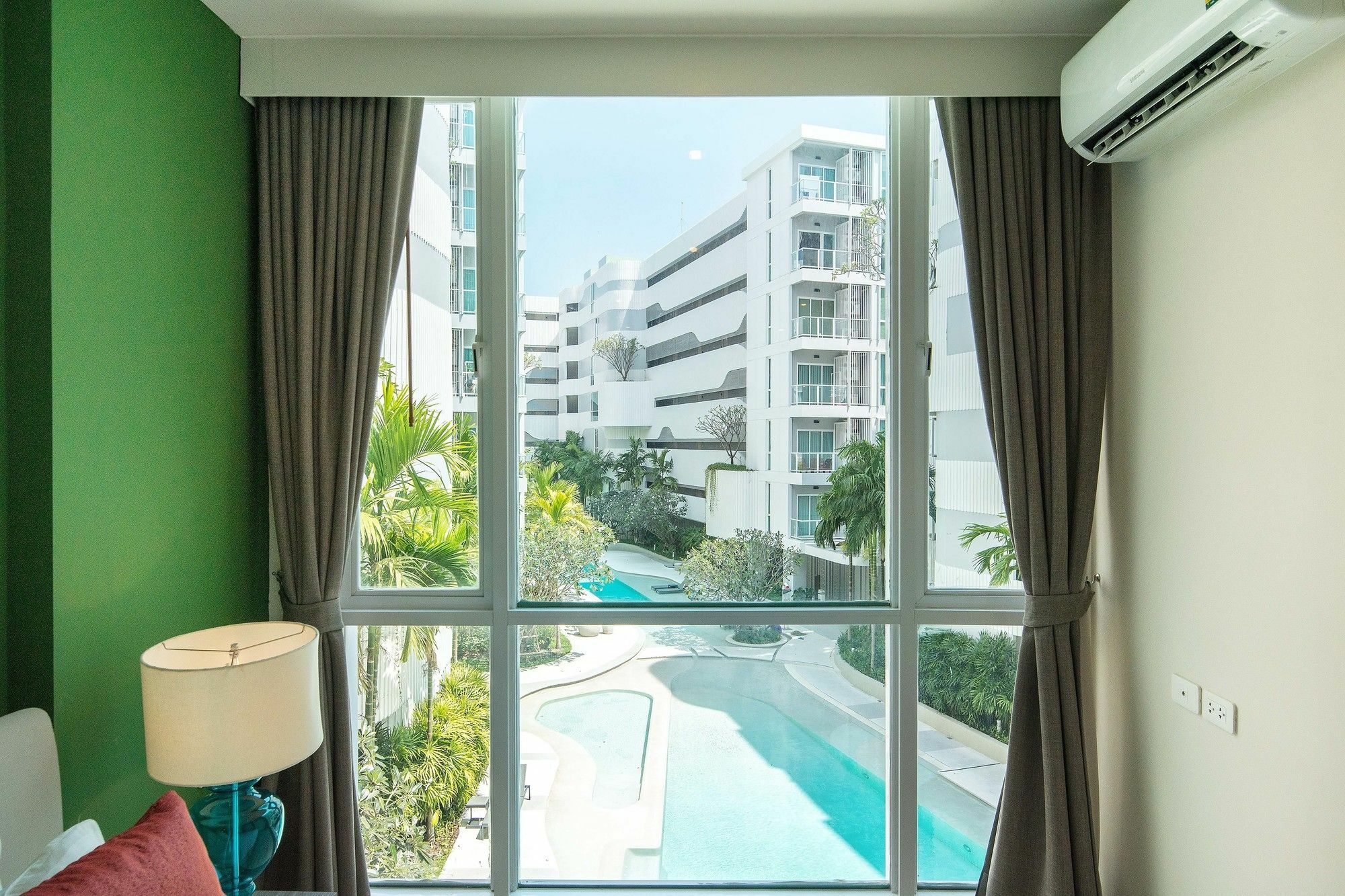 Favstay - The Base Downtown Phuket Dış mekan fotoğraf