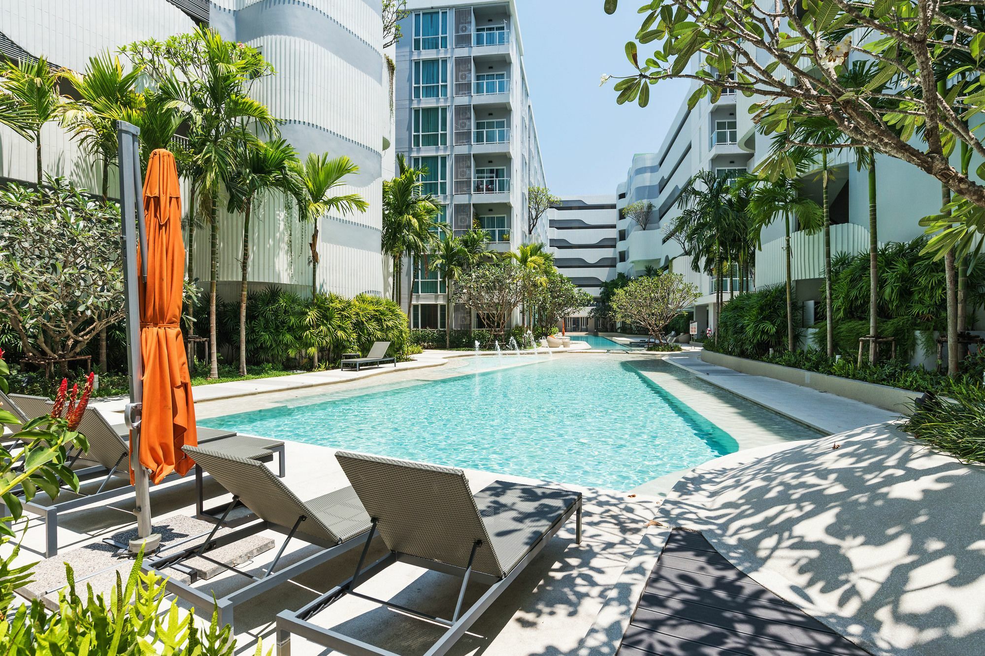 Favstay - The Base Downtown Phuket Dış mekan fotoğraf